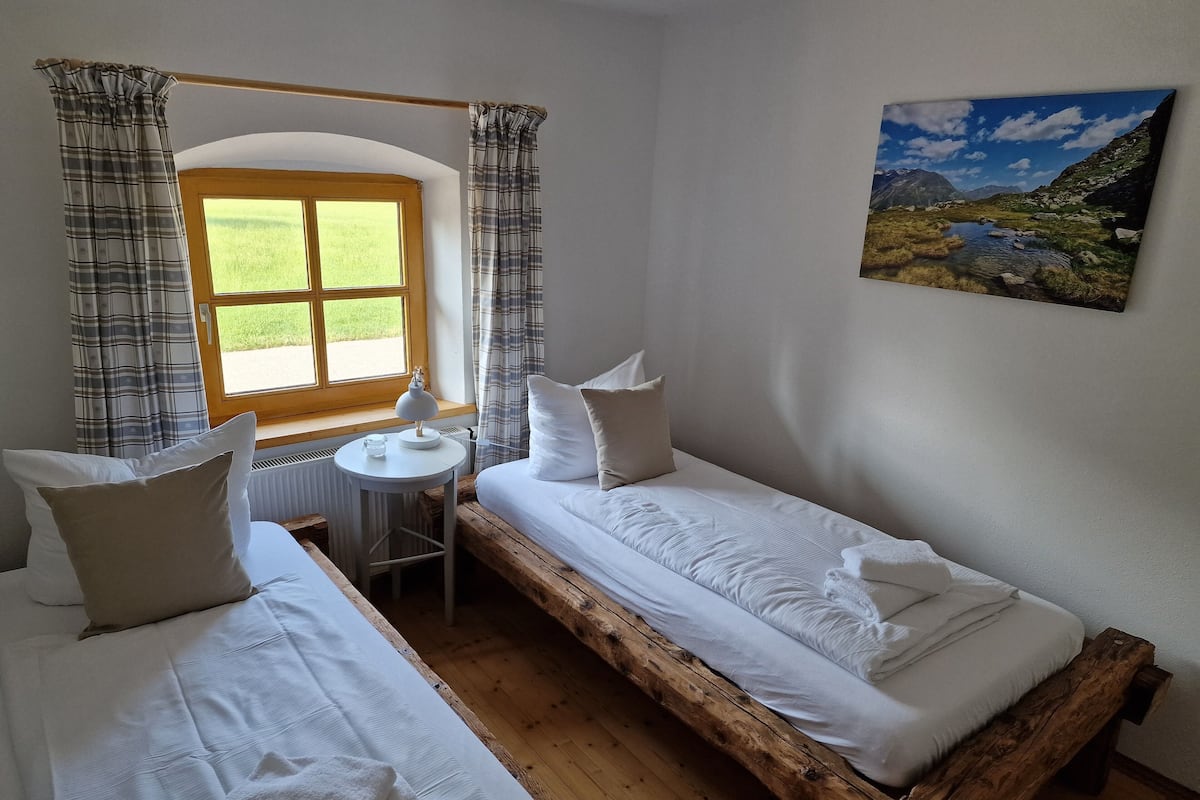Kahden hengen comfort-huone (yksi tai kaksi sänkyä) | Työpöytä, kannettavalle tietokoneelle sopiva työtila, ilmainen Wi-Fi