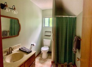 Douche, sèche-cheveux, serviettes fournies, savon