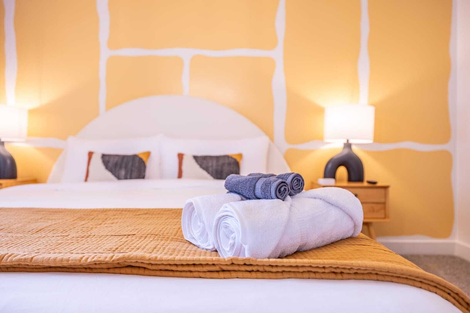 5 Schlafzimmer, Schreibtisch, Bügeleisen/Bügelbrett, Reisekinderbett