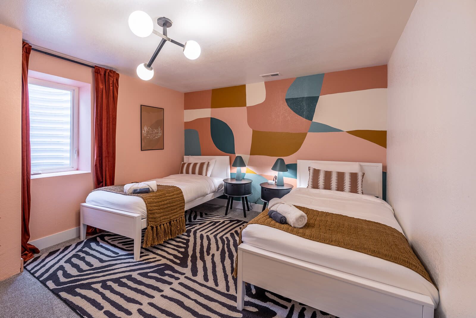 5 habitaciones, escritorio y tabla de planchar con plancha 