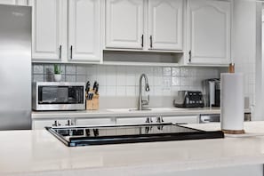 Refrigerador, microondas, horno, placa de cocina