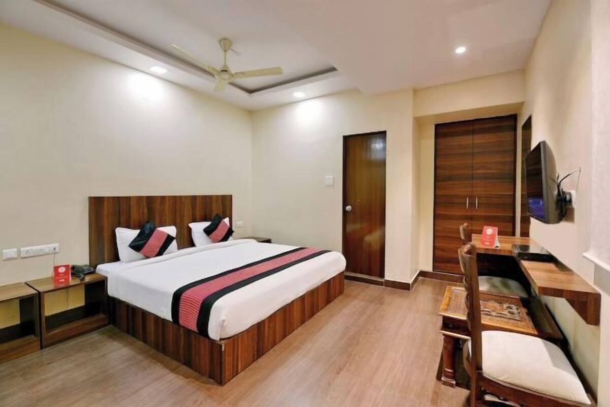 Desk, WiFi (free), bed sheets