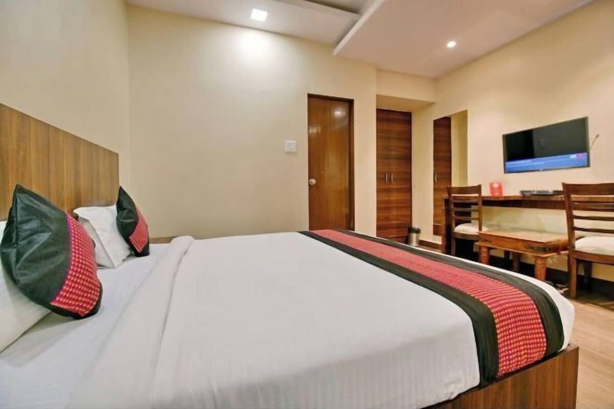 Desk, WiFi (free), bed sheets