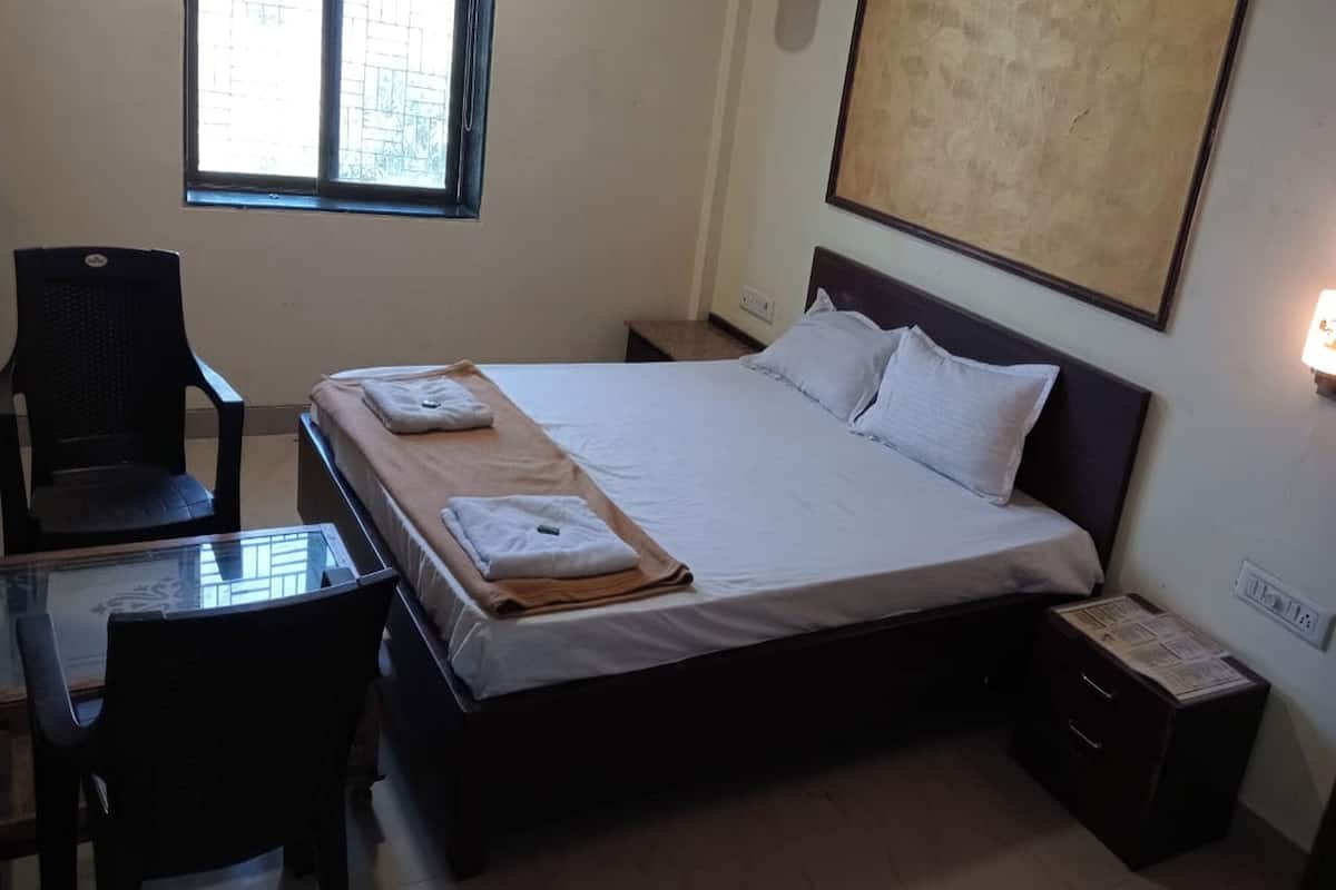 Deluxe Room | Desk, free WiFi, bed sheets