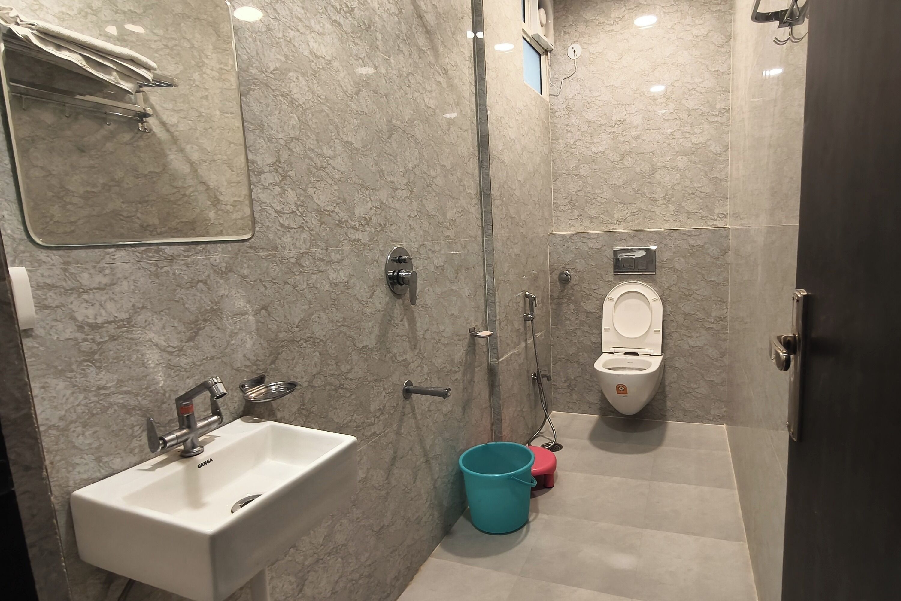 Ducha, artículos de higiene personal gratuitos, bidé y toallas