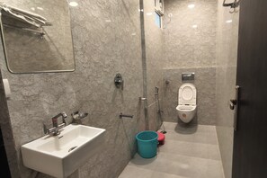 Ducha, artículos de tocador gratuitos, bidet, toallas