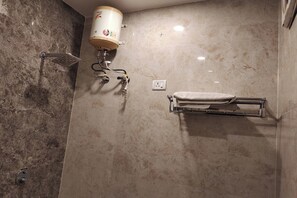 Shower, free toiletries, bidet, towels - Le Blue Moon Near Hyatt Regency (Jaipur)