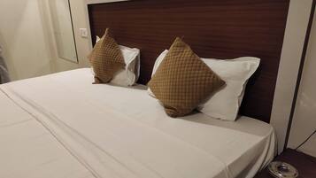 Escritorio, cortinas blackout y camas plegables/adicionales