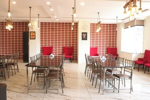 Restaurant - Le Blue Moon Near Hyatt Regency (Jaipur)