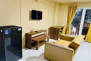 Deluxe Apartment | Living area | 32-inch LCD TV with cable channels - Hotel Riau (Bekasi)