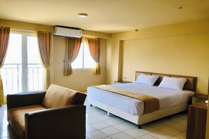 1 bedroom, desk, free WiFi, bed sheets - Hotel Riau (Bekasi)