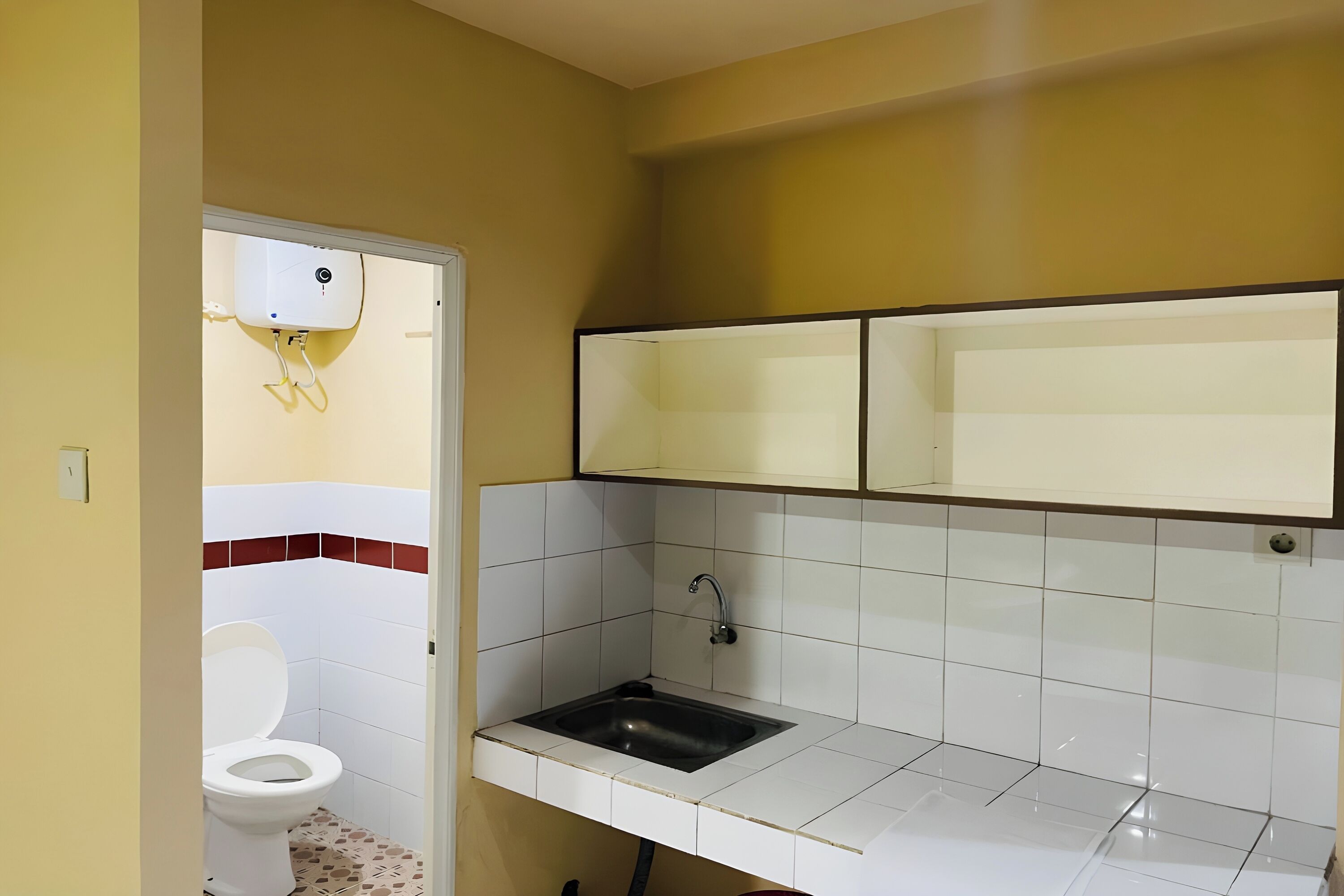 Casa de banho compacta com sanita, lavatório e cabine de duche.