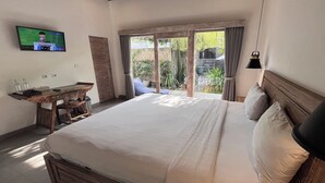 Deluxe Double Room with Pool View | Skrivebord, strykejern/-brett og wi-fi (inkludert)