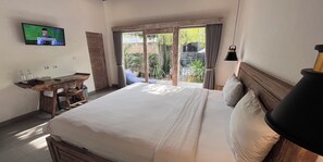 Deluxe Double Room with Pool View | Desk, iron/ironing board, free WiFi - Pis Bolong Canggu (Canggu)