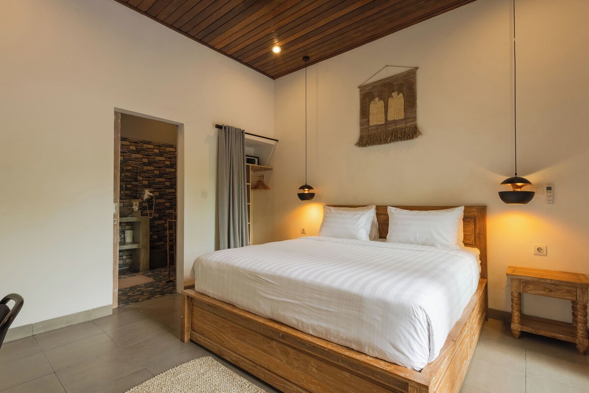 Deluxe Double Room with Pool View | Skrivebord, strykejern/-brett og wi-fi (inkludert)