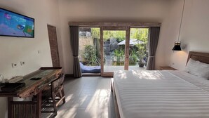 Deluxe Double Room with Pool View | Hageutsikt