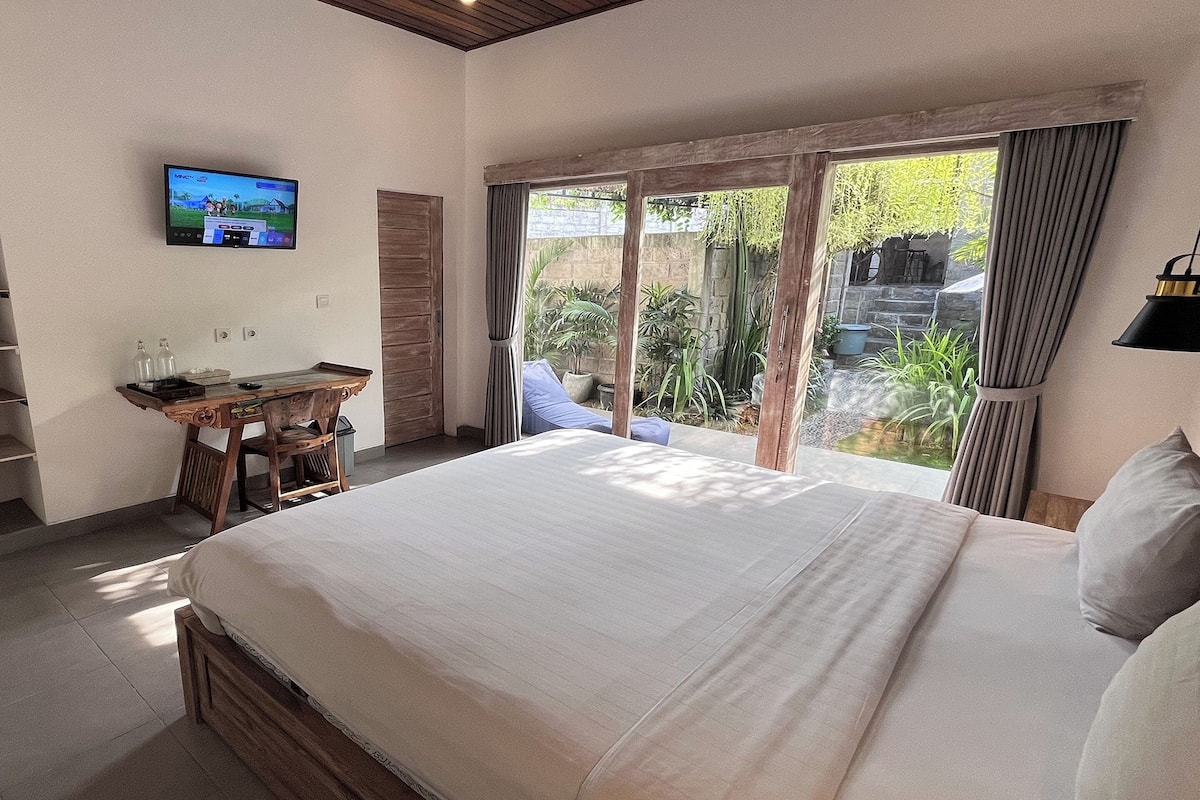 Deluxe Double Room with Pool View | 書桌、熨斗/熨衣板、免費無線上網