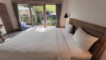 Deluxe Double Room with Pool View | Escrivaninha, ferros/tábuas de passar roupa, Wi-Fi de cortesia