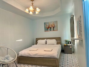 Escritorio, wifi gratis y ropa de cama