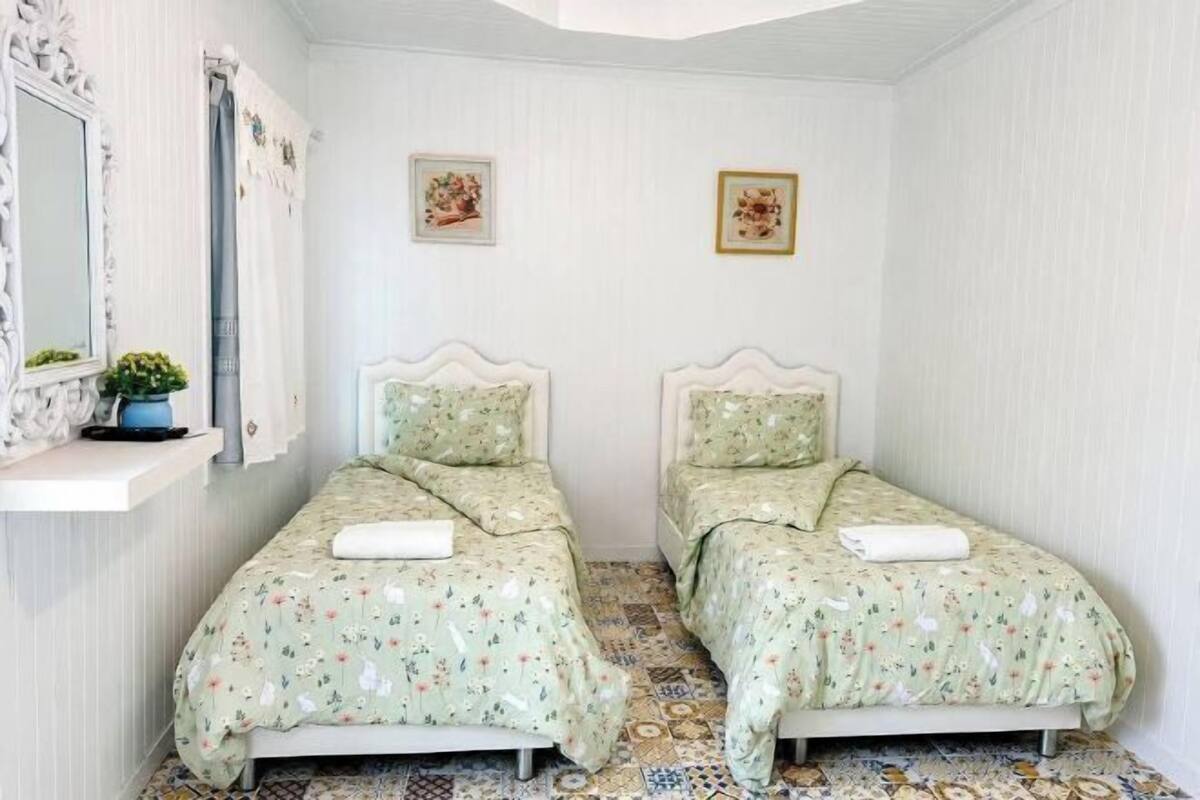 Escritorio, wifi gratis, ropa de cama