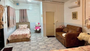 Family Room | Desk, free WiFi, bed sheets