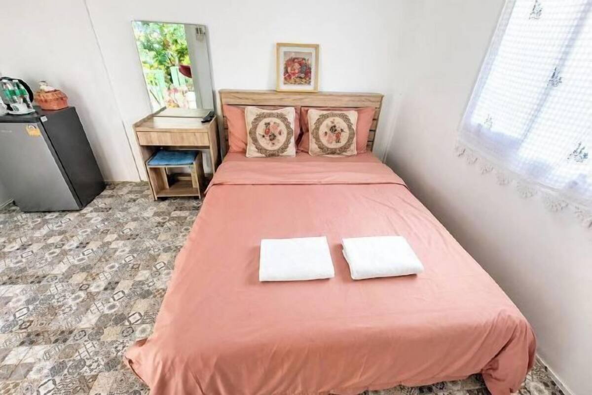 Escritorio, wifi gratis, ropa de cama
