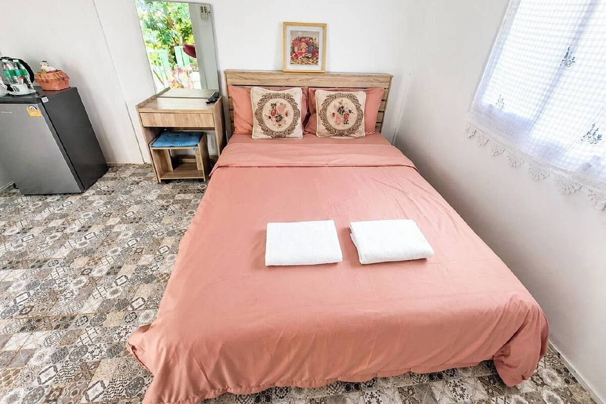 Standaard kamer | Een bureau, gratis wifi, beddengoed