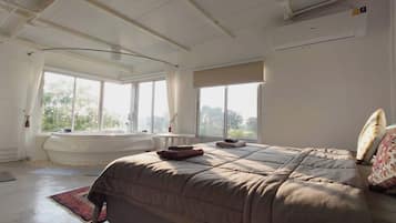 Penthouse | Minibar, in-room safe, desk, rollaway beds