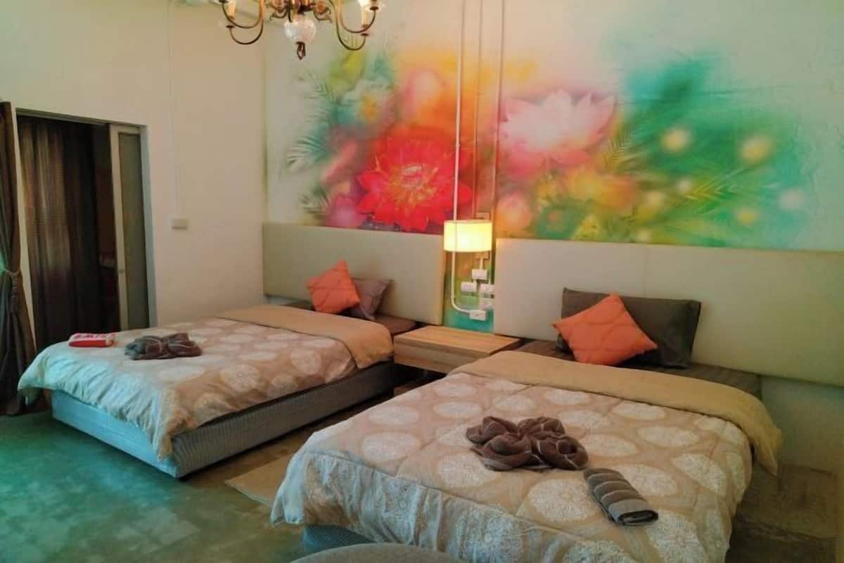 Frigobar, cofres nos quartos, escrivaninha