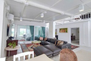 Penthouse | Living area | 32-inch flat-screen TV with satellite channels - Khao Chi Chan Resort (Sattahip)