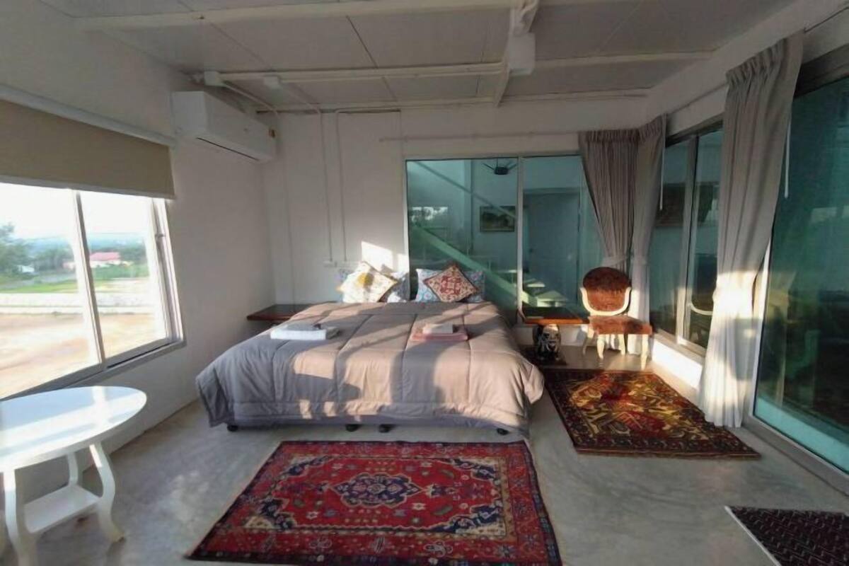 Frigobar, cofres nos quartos, escrivaninha