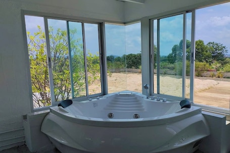 Deluxe Room | Bathroom | Free toiletries, hair dryer, bidet, towels