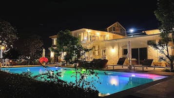 Una piscina al aire libre