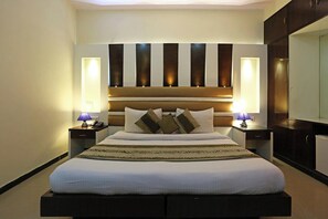 デラックス ルーム | デスク、遮光カーテン、可動式ベッド、WiFi (無料)