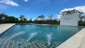 Una piscina al aire libre