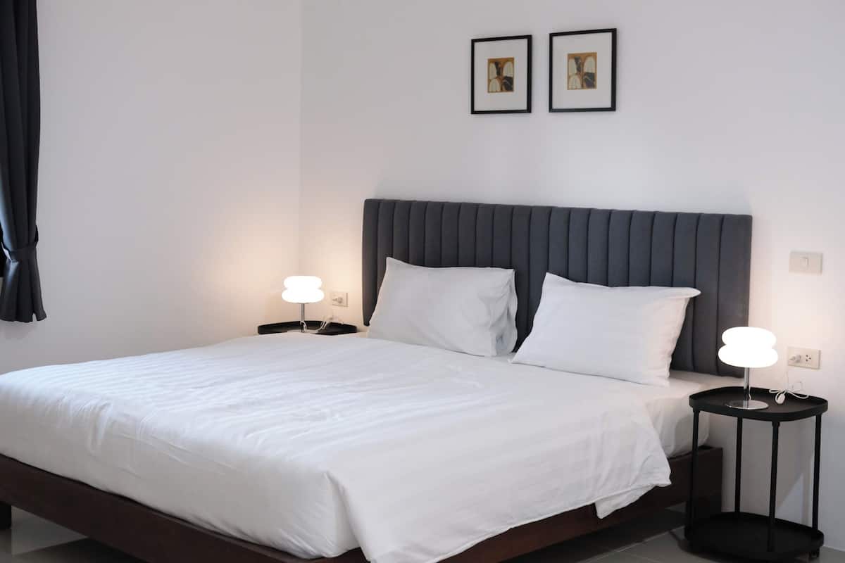 Phòng Deluxe, 1 phòng ngủ, có thể sử dụng hồ bơi | Bàn, bàn ủi/dụng cụ ủi quần áo, truy cập Internet không dây miễn phí 