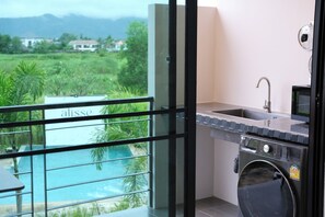 Microwave, electric kettle - Alisse Stay Phuket Layan (Thep Krasattri)
