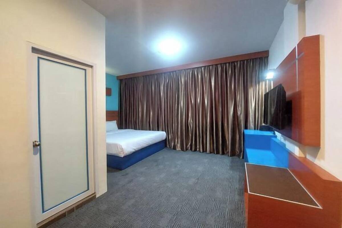 Desk, blackout curtains, free WiFi, bed sheets