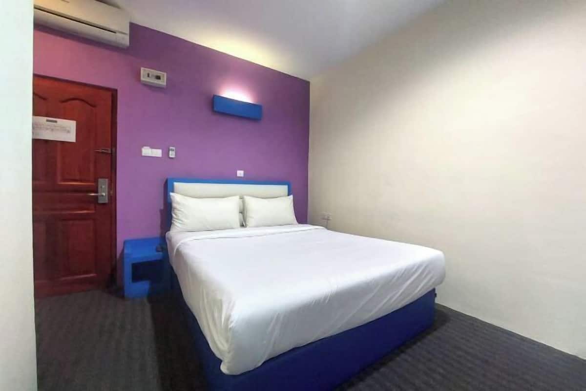Desk, blackout curtains, free WiFi, bed sheets