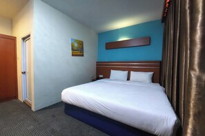 مكتب وستائر تعتيم وواي فاي مجانًا وملاءات أسرّة