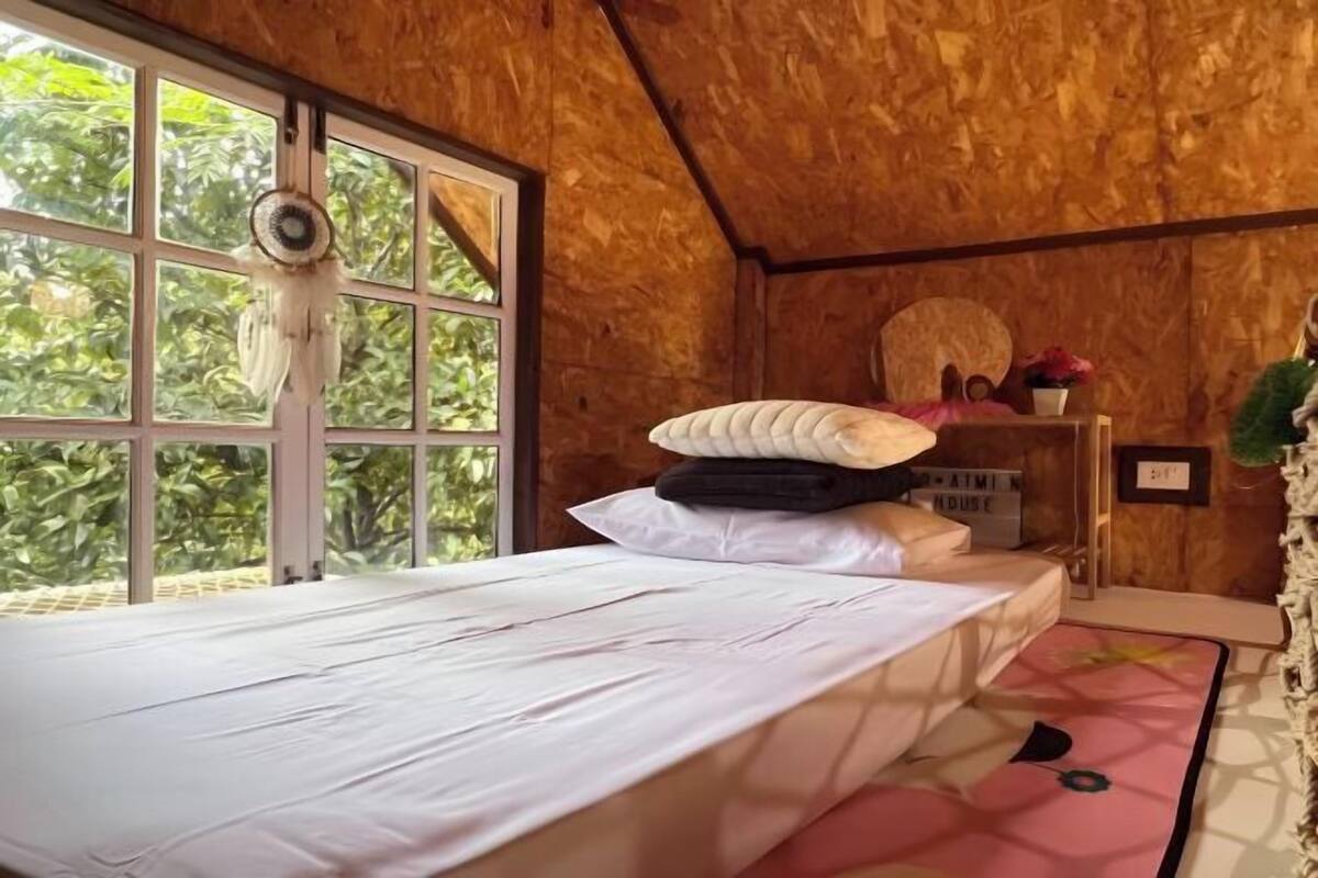 Escritorio, wifi gratis y ropa de cama