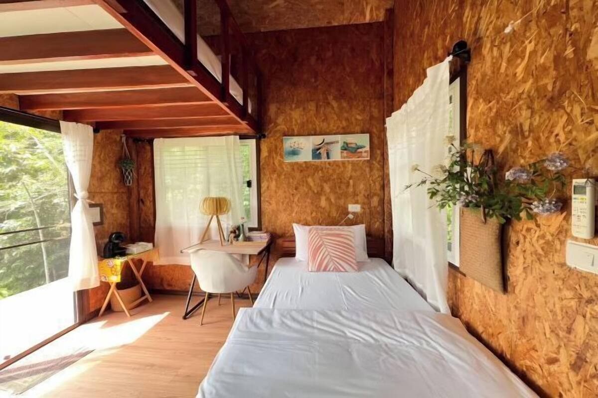 Escritorio, wifi gratis y ropa de cama