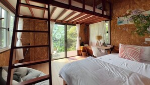 Un dormitorio con literas, un escritorio, una silla y vistas al exterior.