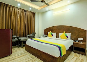 Desk, blackout curtains, rollaway beds, free WiFi - Bellmore Stay & Homes (Gurugram)