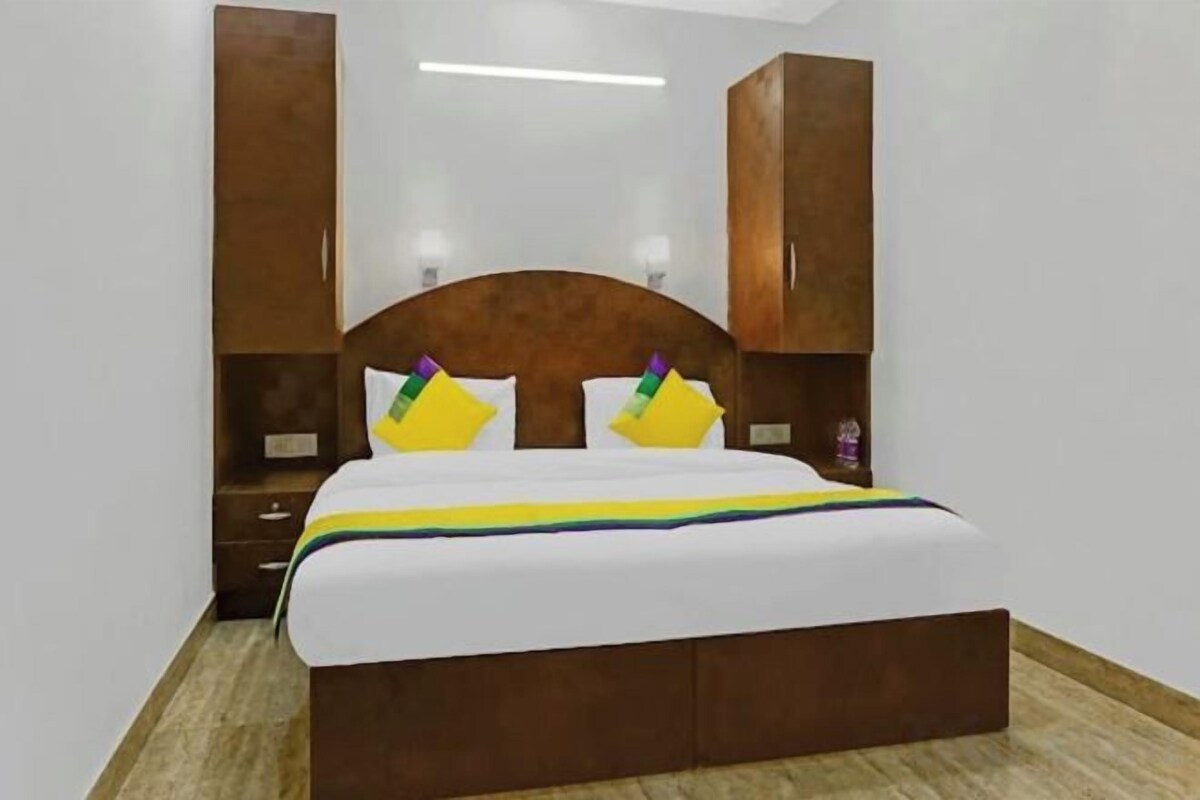 Escritorio, cortinas opacas, camas supletorias y wifi gratis