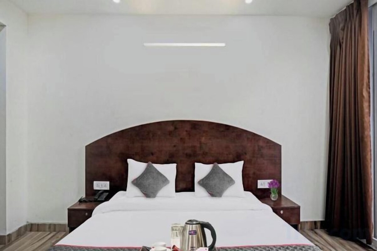Escritorio, cortinas opacas, camas supletorias y wifi gratis
