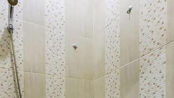 Shower, rainfall showerhead, free toiletries, hair dryer