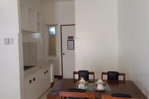 Deluxe Room | Desk, iron/ironing board, free WiFi, bed sheets