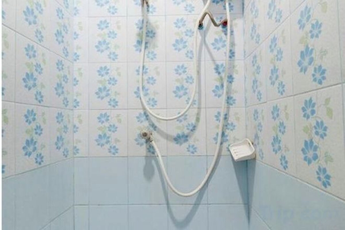 Shower, rainfall showerhead, free toiletries, bidet