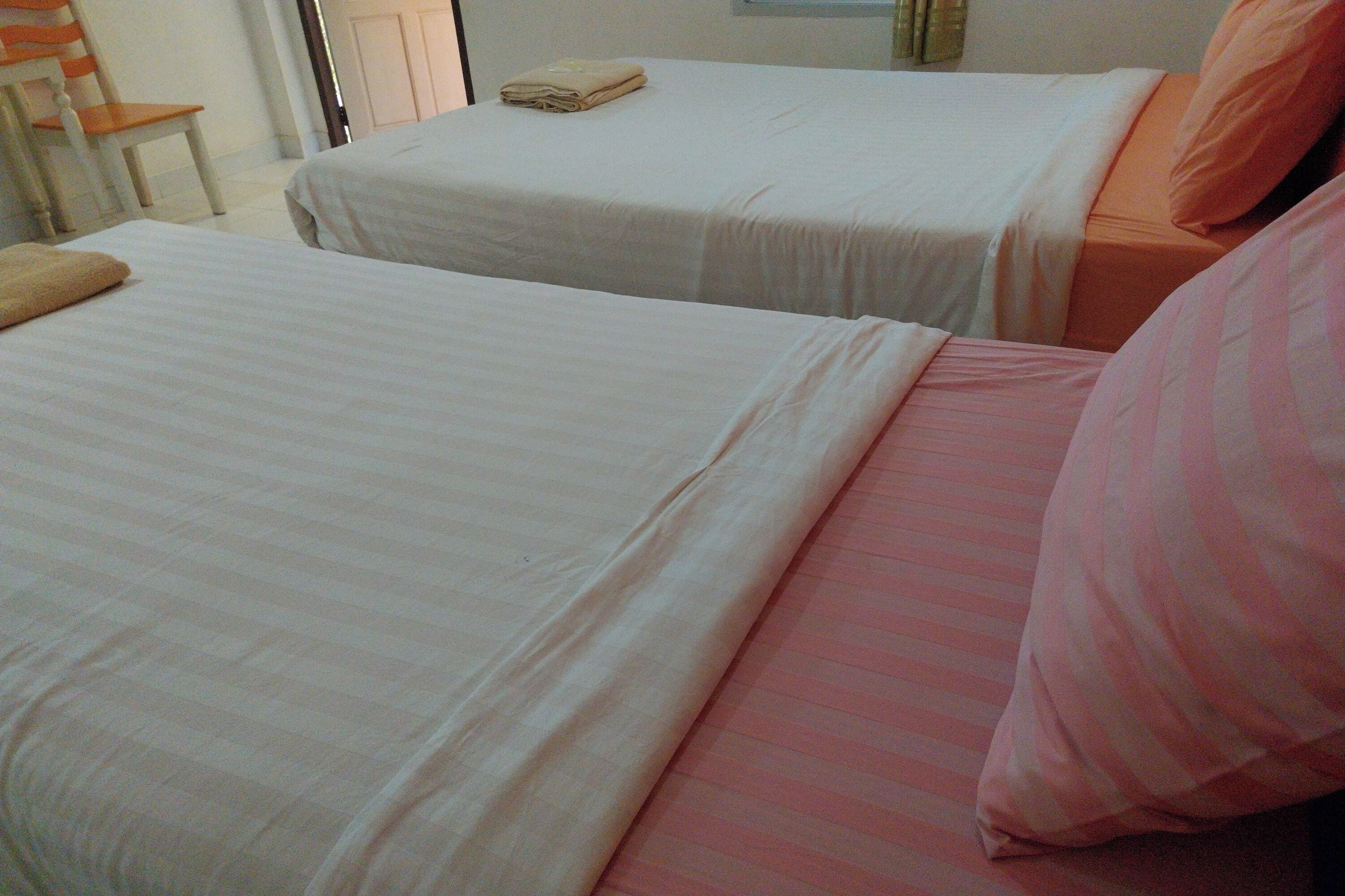 Escritorio, cortinas blackout, wifi gratis y ropa de cama 